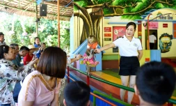 Un singe déguisé lors d'une représentation devant des touristes à l'ßle aux singes, à Nha Trang au Vietnam, le 22 août 2019.