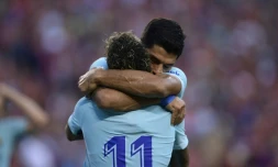 Neymar est félicité après son but contre Manchester United à Landover aux Etats-Unis, le 26 juillet 2017