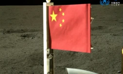 Cette photo non datée prise par l'administration spatiale chinoise (CNSA) et publiée le 4 juin 2024 montre le drapeau national de la Chine déployé sur la sonde lunaire Chang'e 6