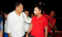 Le président d'Equateur Rafael Correa (G) s'adresse à un compatriote blessé dans le tremblement de terre dans la ville de Manta, le 17 avril 2016