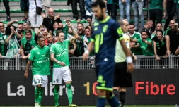 L'attaquant de Saint-Etienne Nolan Roux (c) aprĂšs un but face Ă Lille, le 25 septembre 2016 Ă Geoffroy-Guichard