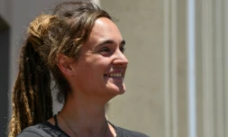 La jeune Allemande Carola Rackete, capitaine du Sea-Watch 3, donne une conférence de presse devant le tribunal d'Agrigente en Sicile aprÚs son audition par le parquet, le 18 juillet 2019