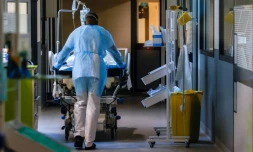 Un malade du Covid-19 transporté sur un brancard à l'hÎpital Delafontaine à Saint-Denis (banlieue nord-est de Paris), le 29 mars 2021