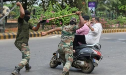 La police utilise les "lathis" matraques en bambou pour frapper des citoyens, le 20 décembre 2019 à Mangalore