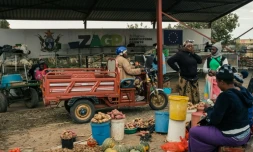 Danai Bvochora traverse le marché de Domboshava sur son tricycle électrique, le 20 juillet 2022