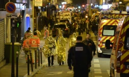 Secours et forces de l'ordre rue Oberkampf, près du Bataclan, à Paris, après les attaques du 13 novembre 2015