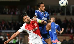 Duel aérien entre l'attaquant de Monaco Flacao et le latéral de la Juventus Dani Alves, le 3 mai 2017 à Louis-II