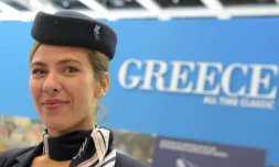 Une hĂŽtesse promeut les charmes touristiques de la GrĂšce, le 9 mars 2016, au Salon international du tourisme de Berlin