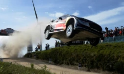 Le pilote Sebastien Ogier et son co-pilote Julien Ingrassia, au volant de leur Ford Fiesta à Amarante, au nord du Portugal pour le Rallye du Portugal, le 20 mai 2017