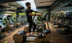 Un employé d'une salle de sports désinfecte une machine avant sa réouverture, le 7 juin 2021 à Strasbourg