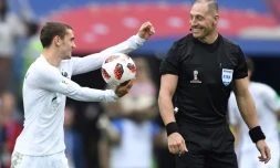 L'arbitre argentin Nestor Pitana (d) et l'attaquant français Antoine Griezmann lors du quart de finale entre la France et l'Uruguay, le 6 juillet 2018 à Nijni Novgorod   