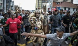 Des membres du régiment zoulou Amabutho lors d'une manifestation du mouvement March and March pour le départ d'Afrique du Sud des étrangers en situation irrégulière, le 30 juin 2026 à Durban