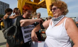 Des participants portant des brassards noirs au rassemblement pour Steve à Nantes le 3 août 2019