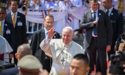 Le pape François salue la foule, le 22 novembre 2019 à Bangkok