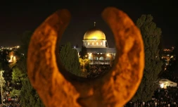 Des fidèles musulmans palestiniens prient devant le Dôme du Rocher de la mosquée Al-Aqsa à Jérusalem, le 27 avril 2022