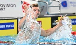 La joie du Français Maxime Grousset, médaillé d'argent sur 50 m papillon, aux Championnat d'Europe, le 11 août 2026 à Saint-Denis