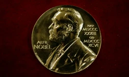 Une médaille du prix Nobel fraîchement fabriquée dans un atelier d'Eskilstuna, en Suède, en octobre 2019