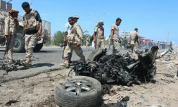 Les forces de sécurité yéménites inspectent le lieu de l'explosion d'une voiture piégée à Aden le 1er mai 2016