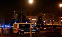 Des policiers sur les lieux où une personne a été poignardée au Mémorial de l'Holocauste à Berlin, le 21 février 2025