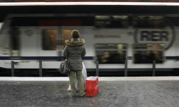 Une personne sur le quai de la ligne du RER A, le 19 décembre 2009 à Paris