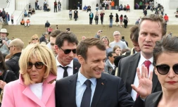 Emmanuel Macron et son épouse Brigitte aprÚs leur visite du Lincoln Memorial, à Washington le 23 avril 2018