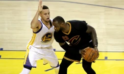 Les stars de Golden State Stephen Curry et de Cleveland LeBron James lors du match 7 de la finale NBA, 19 juin 2016 à Oakland