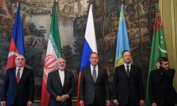 Les ministres des Affaires étrangères des pays de la mer Caspienne, dont le Russe Sergei Lavrov (c) et l'Iranien Mohammad Javad Zarif (2e g), le 5 décembre 2017 à Moscou