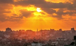 Photo prise peu avant le coucher de soleil, le 15 mai 2018 dans la bande de Gaza
