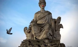 Une statue Place de la Concorde dotée d'un nez rouge de clown, le 20 novembre 2012 à Paris