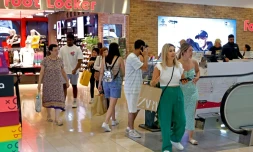 Des personnes faisant des courses sans masque dans un centre commercial de Tel Aviv, en Israël, le 15 juin 2021