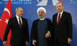Photo fournie par la présidence turque montrant les présidents russe Vladimir Poutine, iranien Hassan Rohani et turc Recep Tayyip Erdogan au sommet tripartite à Téhéran, le 7 septembre 2018