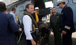 Emmanuel Macron sur le tarmac de l'aéroport de Pointe-a-Pitre avant d'embarquer dans l'hélicoptère qui doit le mener sur les iles de Saint-Barthélemy et Saint-Martin, le 12 septembre 2017.