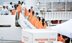 Des migrants secourus en mer arrivent au port de Catane, le 8 janvier 2017 en Italie