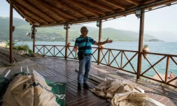 Dimitar Pendoski sur la terrasse de son retaurant de plage fermé, le 22 juin 2021 au bord du lac Ohrid, en Macédoine du Nord