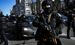 Des policiers ukrainiens contrÎlent des automobilistes qui paraissent suspects dans les rues de Kiev, le 28 février 2022