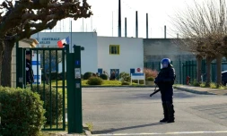 Un policier à l'entrée de la prison d'Arles (Bouches-du-Rhône), le 3 janvier 2025