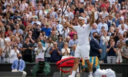 La joie du Suisse Roger Federer, après sa victoire en 3 sets face au Français Richard Gasquet, au 2e tour du tournoi de Wimbledon, le 1er juillet 2021 à Londres