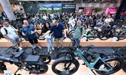 Des visiteurs au salon du vélo Eurobike à Francfort, 24 juin 2026 en Allemagne