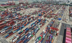 Vue aérienne de conteneurs au port de Shanghai, le 13 octobre 2025