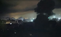 De la fumée s'élève depuis le lieu d'une frappe aérienne israélienne, le 23 novembre 2024 dans la banlieue sud de Beyrouth