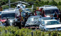 Des policiers autour d'une BMW endommagée avec un pare-brise cassé, après l'arrestation d'un suspect sur l'autoroute A16, près de la marquise, dans le nord, le 9 août 2017