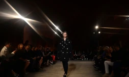 Un mannequin portant une création de la marque, Alexander McQueen lors du défilé de la collection printemps/été 2016 de Londres, le 14 juin 2015