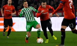 Le meneur de jeu de Rennes Hatem Ben Arfa (c) face au milieu de Séville Giovanni Lo Celso en 16es de finale aller de la Ligue Europa, le 14 février 2019 à Rennes 