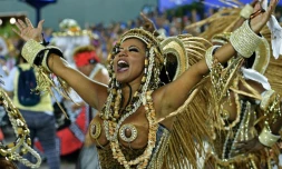 Une danseuse de l'école de samba Mangueira défile sur le sambodrome, le 5 mars 2019 lors du Carnaval de Rio