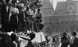 La foule accueille les troupes alliées devant l'hÎtel de ville de Paris le 25 août 1944