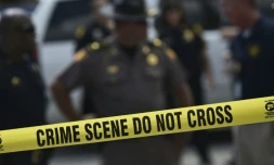 Des policiers derrière la scène de crime de la tuerie d'Orlando (Floride), le 12 juin 2016