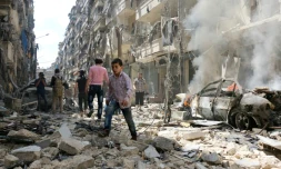 Scène de destructions après un raid aérien dans le quartier al-Kalasa à Alep, le 28 avril 2016