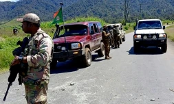 Patrouille des forces de sécurité à Wabag, en Papaousie-Nouvelle-Guinée, le 19 février 2024, après des violences tribales ayant fait plus de 60 morts