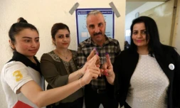 Photo de déplacés irakiens de  Mossoul, ancienne "capitale" en Irak du groupe Etat islamique, après avoir voté lors des législatives irakiennes du 12 avril 2018