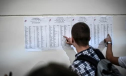 Des étudiants vérifient les résultats du baccalauréat le 5 juillet 2019 au lycée Fresnel de Paris 